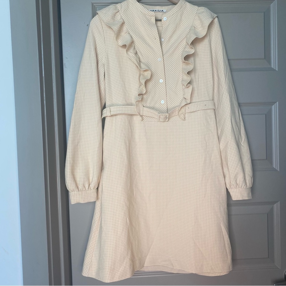 Vanilia Jurk Relievo Ruffle Dress in color wheat, Small